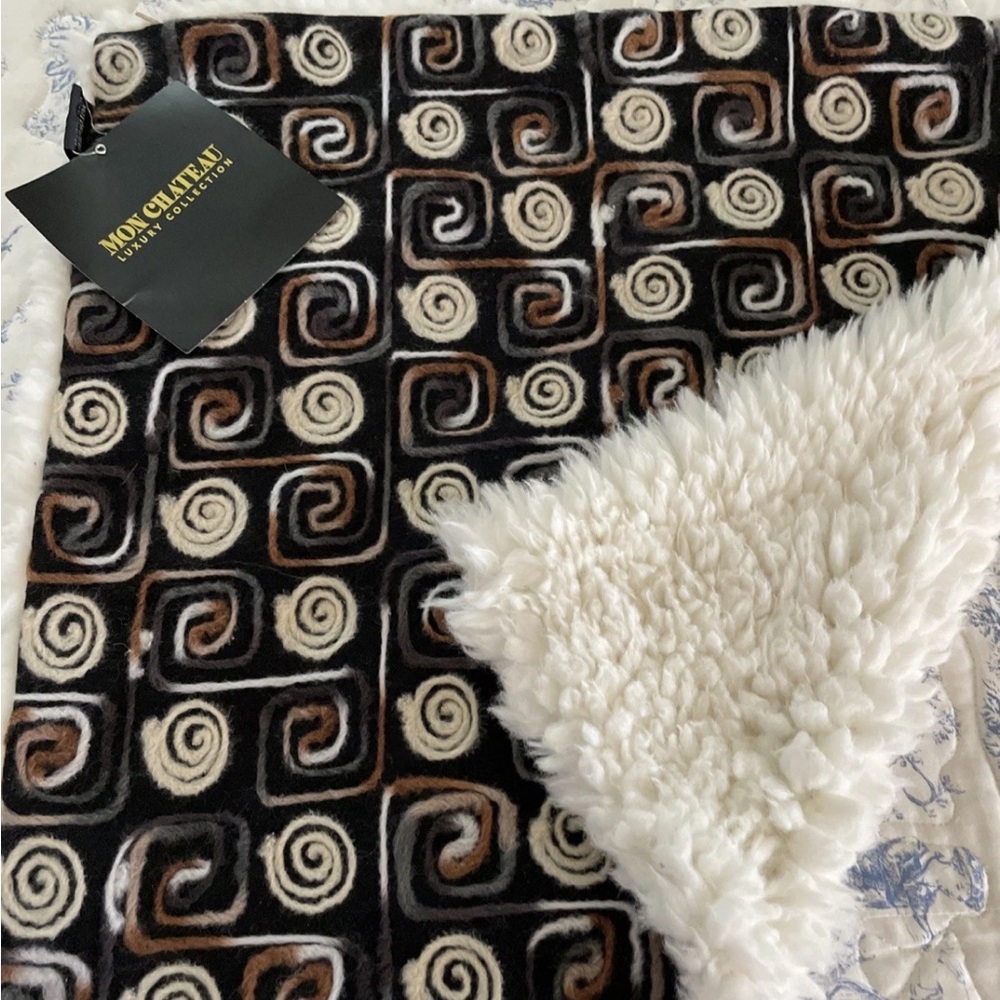 New Mon Château Luxury Collection Embroidery Pillow Cover Design
